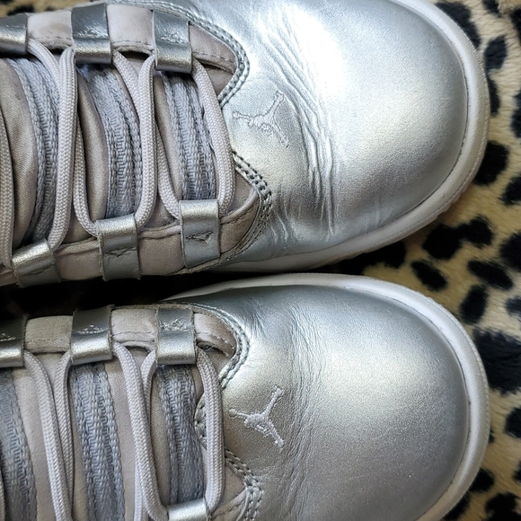 Jordan Max Aura SE Grade School Silver Metallic AV5175-040 5.5 youth - Picture 3 of 8